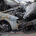 Didelės Vilniaus ugniagesių pajėgos gesino degantį autoservisą