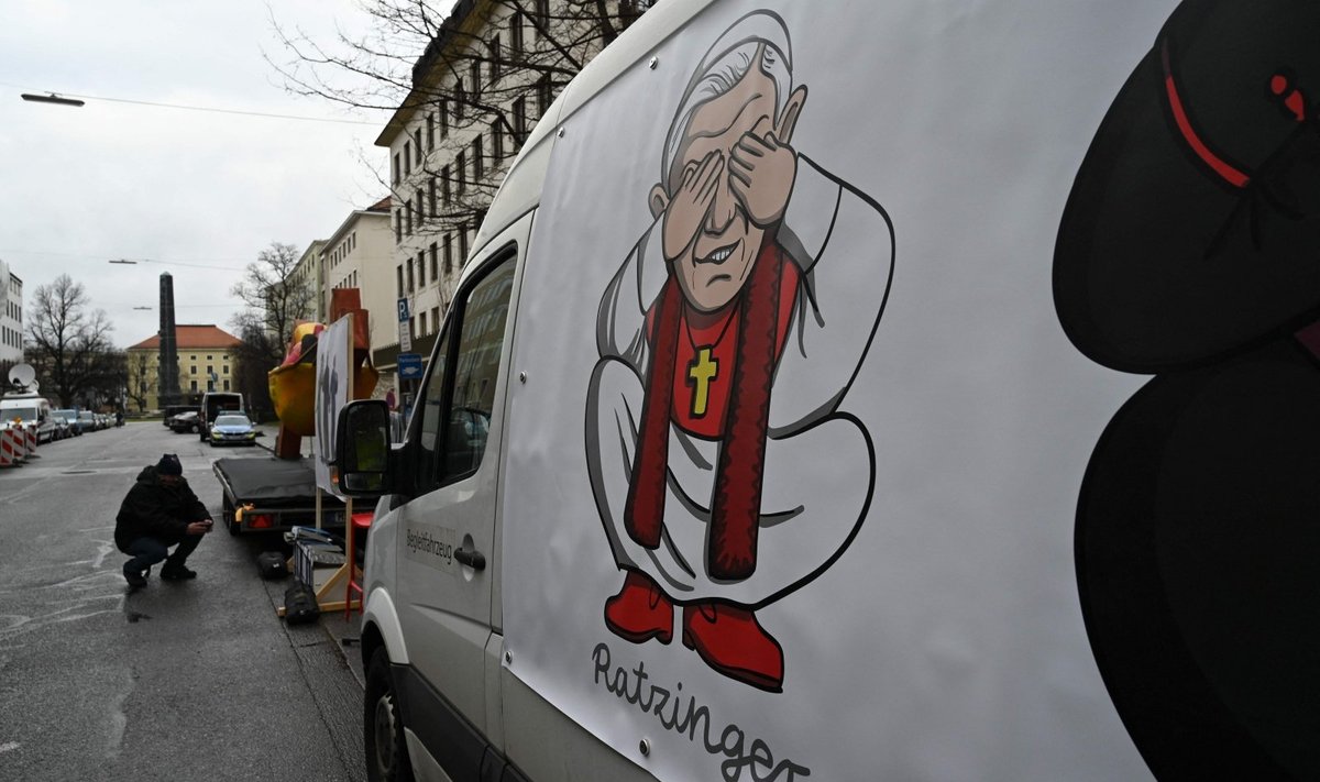 Aktyvios feministės paragino popiežių emeritą Josephą Ratzingerį