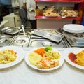 Švediškas stalas mokyklose – vieni alkani, kiti persivalgę?
