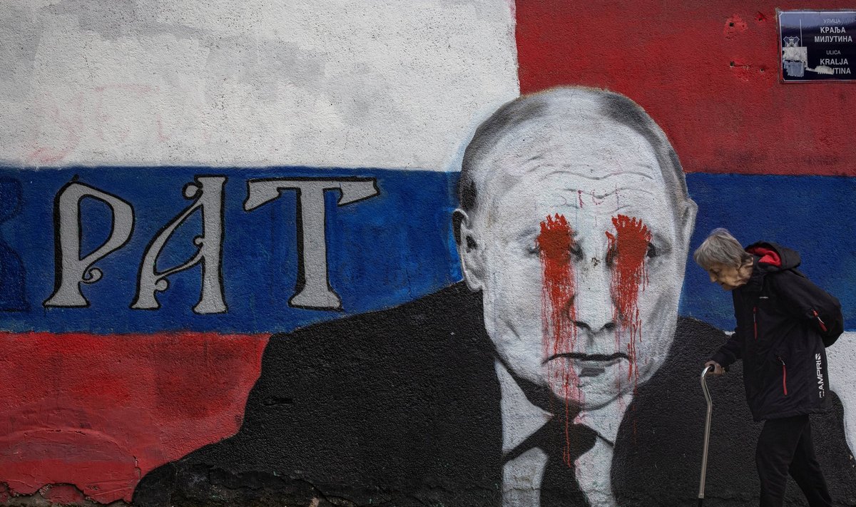 Putino piešinys Serbijoje po Rusijos įsiveržimo į Ukrainą nupurkštas raudonais dažais, o vietoj orginalaus užrašo "Brolis" parašyta "Karas"