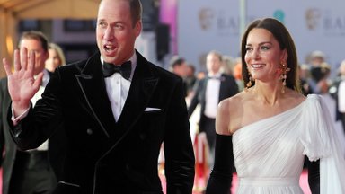 Kate Middleton apdovanojimuose sužibėjo 4 metų senumo suknele: stulbina ir auskarų kaina