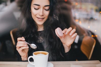 Papildomas kavos puodelis kiekvieną dieną gali moters gyvenimo trukmę vidutiniškai vienu mėnesiu