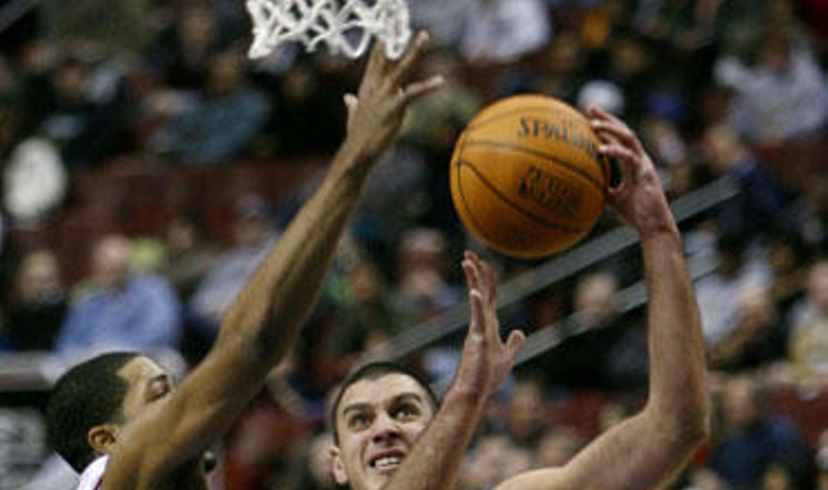 Aleksandras Pavlovičius ("Cavaliers") veržiasi pro Rodney Carney ("76-ers") per NBA čempionato rungtynes, sausio 26, 2007.