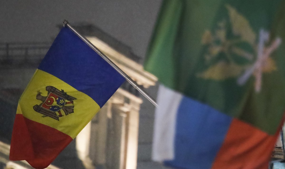 Moldovos vėliava prie ambasados Maskvoje