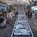 Judriojo Peru turgaus veiklai pro patį jo vidurį kursuojantis traukinys nė kiek netrukdo (VIDEO)