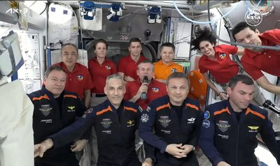 „Ax-3“ komandą sudaro (priekyje, iš kairės į dešinę) Michaelas Lópezas-Alegría (buvęs NASA astronautas, „Axiom Space“ vyriausiasis astronautas), pilotas Walteris Villadei (Italijos karinių oro pajėgų pulkininkas), misijos specialistas Alperas Gezeravcı (pirmasis Turkijos astronautas) ir misijos specialistas Marcusas Wandtas (Europos kosmoso agentūros atsargos astronautas).