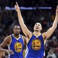NBA naktis: „Warriors“ 41-a pergalė be pirmas sezono rungtynes praleidusio S. Curry