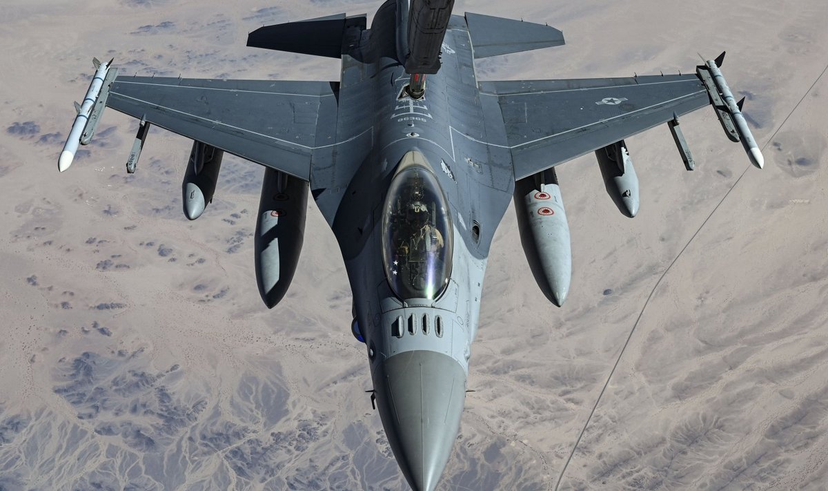 JAV karinis naikintuvas F-16