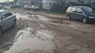 Alytaus centre – pažliugusi ir duobėta gatvė: gyventojai prašo asfalto, bet laukti gali tekti ne vienerius metus