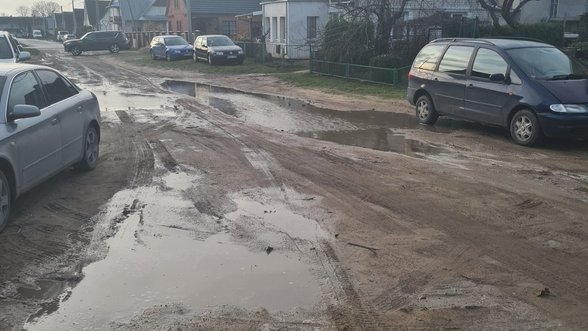 Alytaus centre – pažliugusi ir duobėta gatvė: gyventojai prašo asfalto, bet laukti gali tekti ne vienerius metus