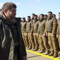 Kadyrovo karių siautėjimas Ukrainoje: iš tanko apšaudė namą, sutraiškė automobilį
