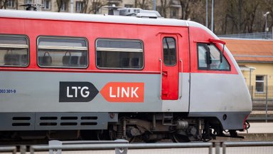 Vilniaus-Kauno traukinio keleiviai nepatenkinti: tenka sėdėti ant grindų, bilietų įsigyti būna neįmanoma