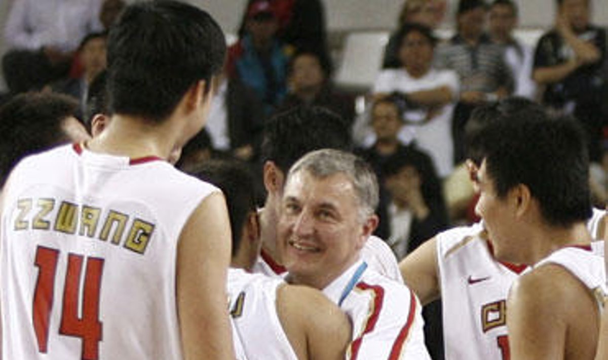Jonas Kazlauskas džiaugiasi Kinijos krepšinio rinktinės pergale Azijos žaidynėse, gruodžio 15, 2006.