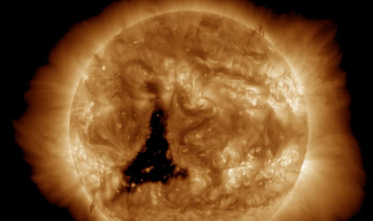 Saulės dėmė lapkričio 30-ąją. NASA/SDO nuotr.