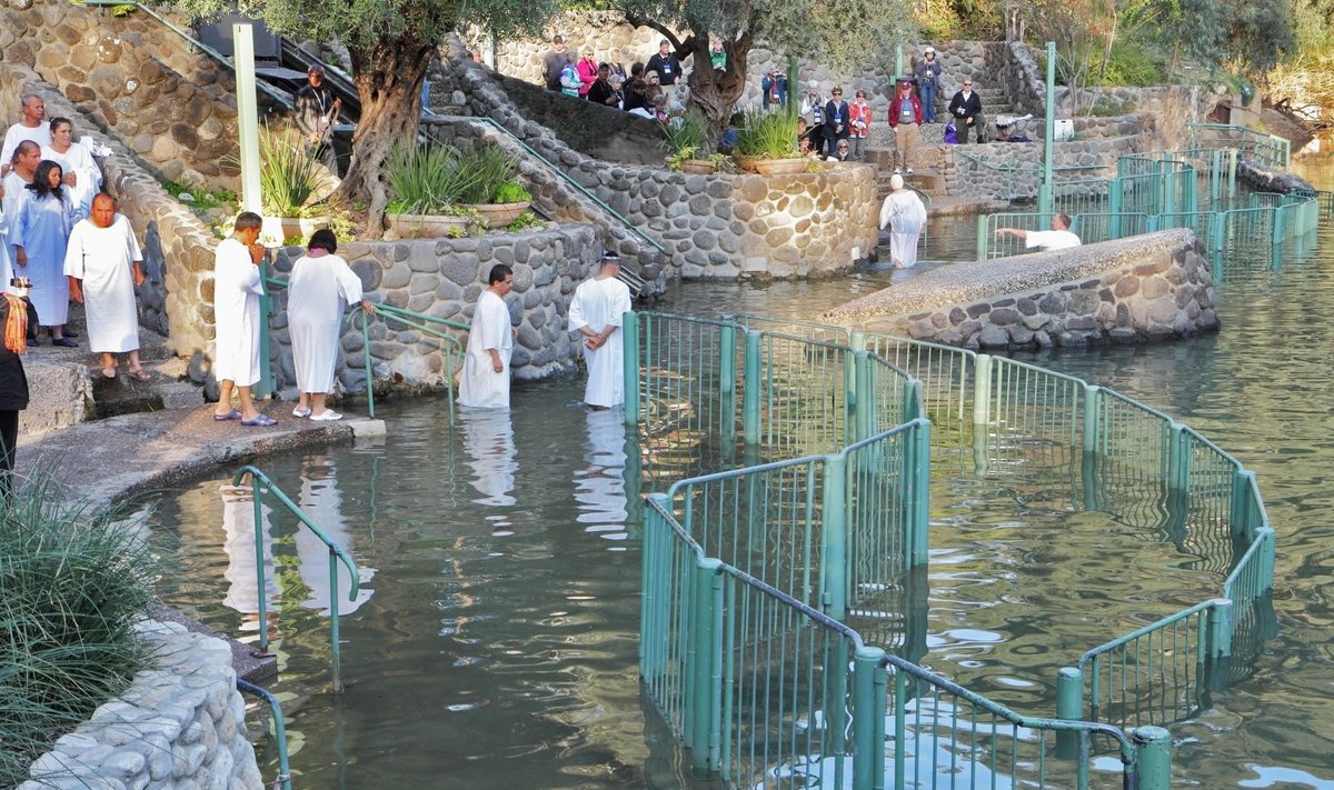 Piligrimų krikšto apeigos Jordano upėje