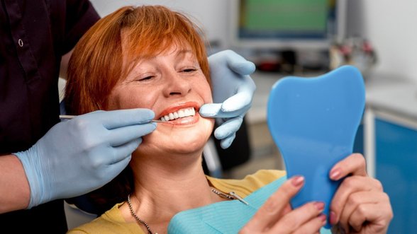 Visiškai nebeliko laukiančiųjų dantų protezavimo: patarė, ką svarbu žinoti apie šias paslaugas