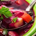 Maisto ekspertė įvardijo 4 priežastis, kodėl žiemą verta valgyti sriubą