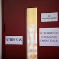 Mokytojai tęsia streiką, konservatoriai kviečiasi ministrę