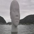 Rio de Žaneiro paplūdimyje atsirado įspūdingo dydžio žmogaus galva