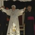 Pirmasis Popiežiaus palaiminimas lūžusia ranka