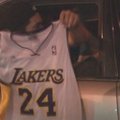 Gerbėjai švenčia Los Andželo „Lakers“ pergalę NBA pirmenybėse