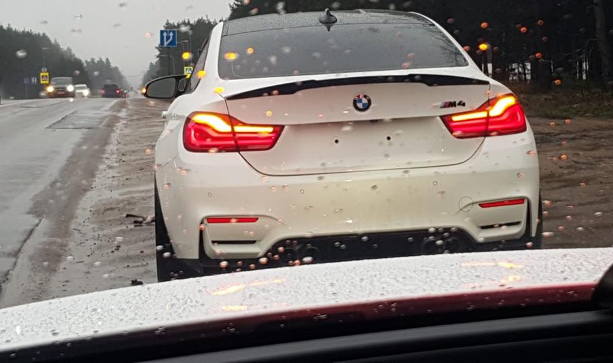 Policijos pareigūnai sustabdė BMW M4 be valstybinio numerio