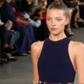 Niujorko mados savaitė: Calvino Kleino moteriškų drabužių kolekciją įkvėpė vyriška mada