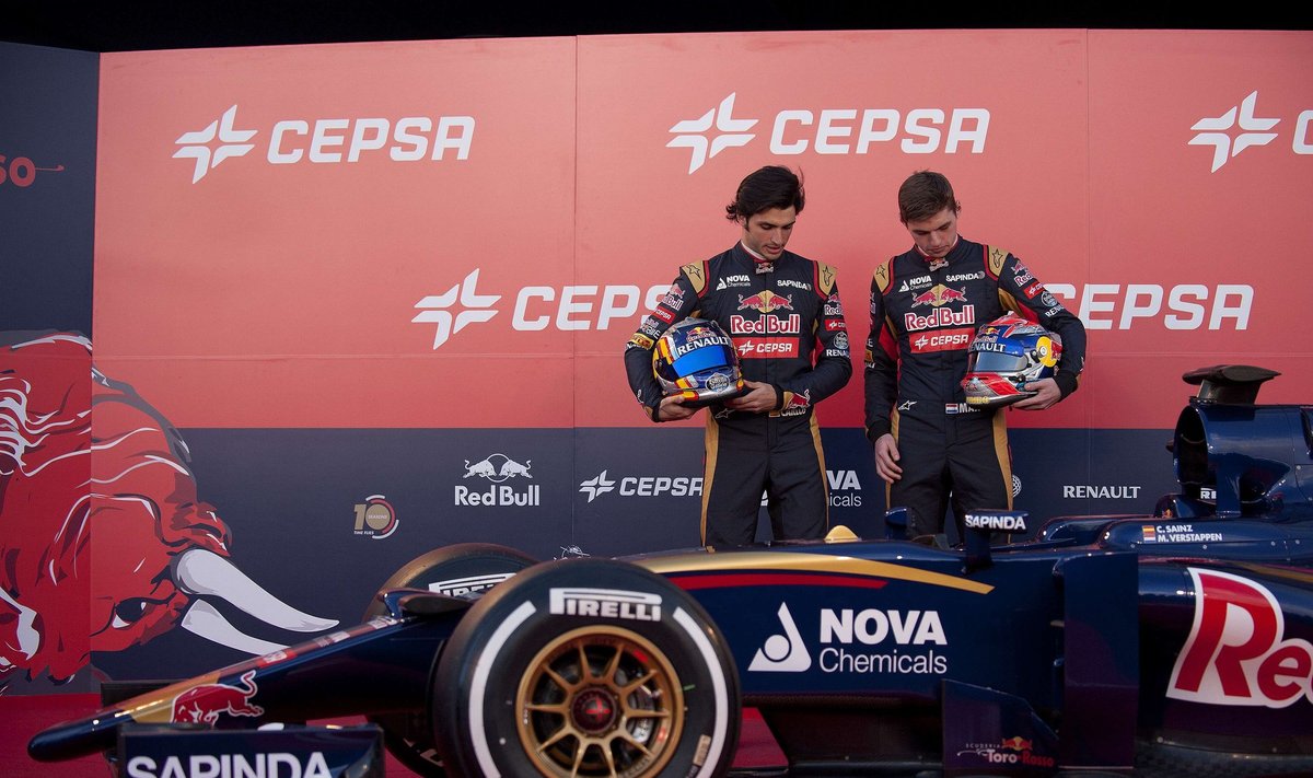 Maxas Verstappenas ir Carlosas Sainzas jaunesnysis pristato "Toro Rosso" automobilį