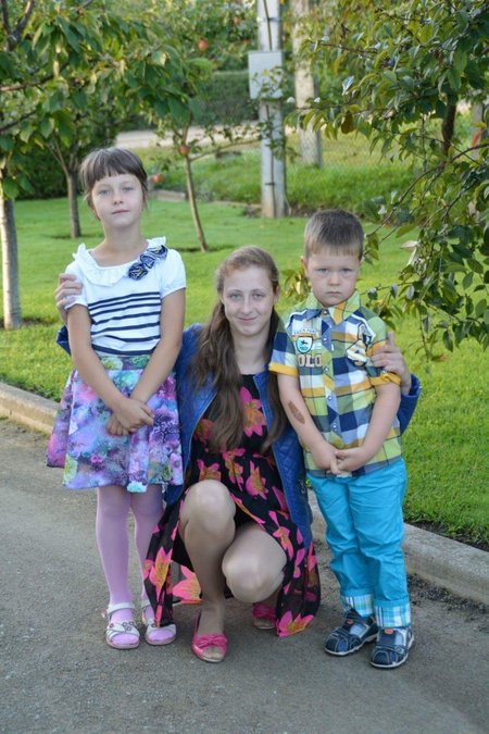 Austėja Valentinaitė su broliu ir sesute