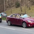 Per avariją Vilniuje „Lexus“ virto kabrioletu – jam nuplėšė stogą