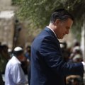 Израиль: записку Митта Ромни сразу вытащили из Стены плача