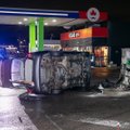 Prie Gariūnų girtas Kazachstano pilietis automobiliu rėžėsi į dujų kolonėlę ir apvirto