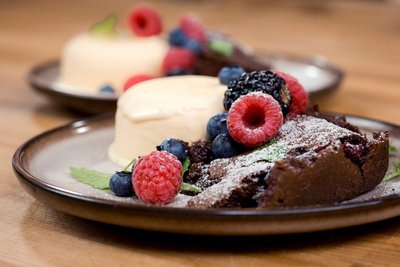 „Semifreddo“ ledai su šokoladiniu pyragu ir šviežiomis uogomis
