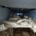 Lavoriškėse sulaikyta 20 tonų baltarusiškų pieno miltelių – po maišais aptikta didelė rūkalų kontrabanda
