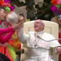 Popiežius mielai prisijungė prie cirko pasirodymo