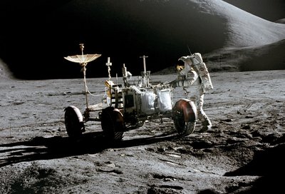 Apollo 15 misijos astronautas Jamesas Irwinas tikrina mėnuleigį. Šaltinis: NASA