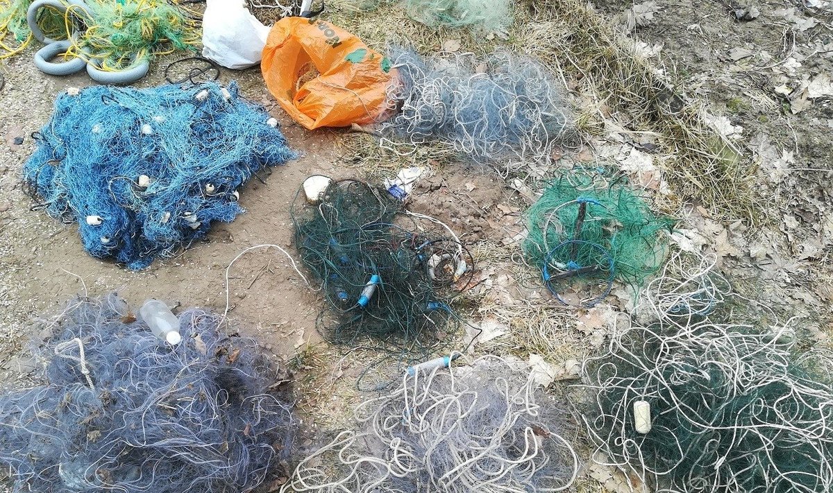 Rėvos kaimo gyventojo sodyboje rastas 21 tinklinis žvejybos įrankis