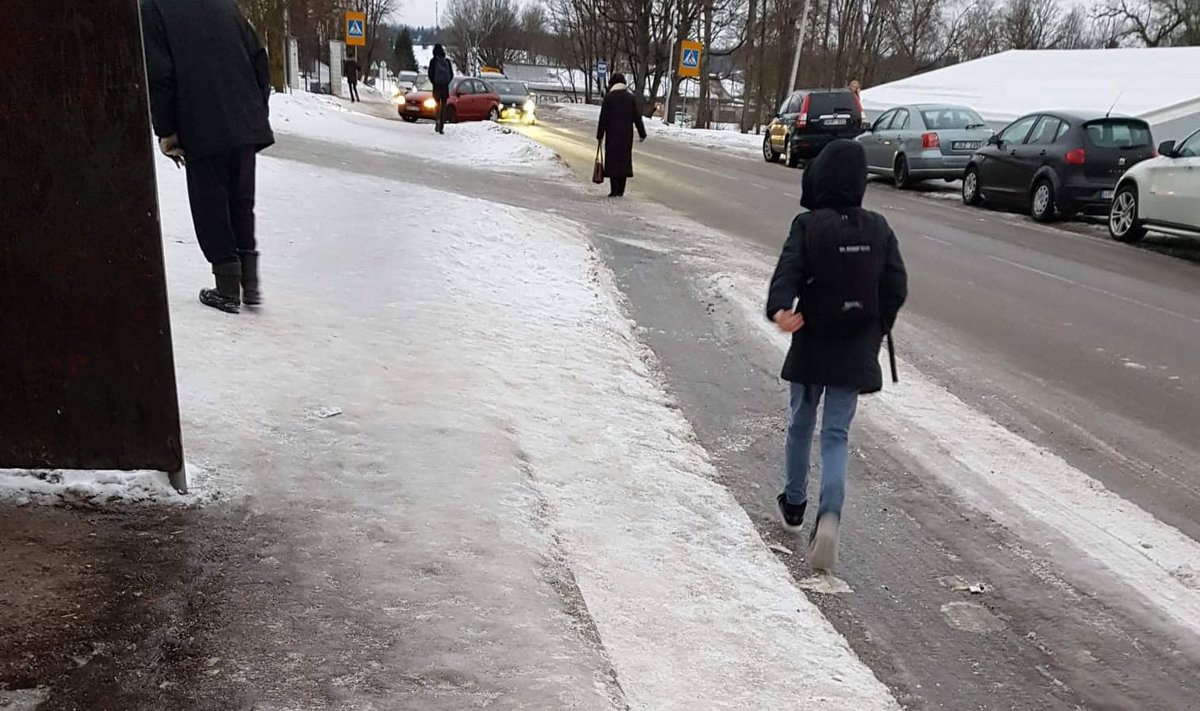Šaligatviai prie Riešės gimnazijos padengti ledu, mokiniams tenka eiti keliu
