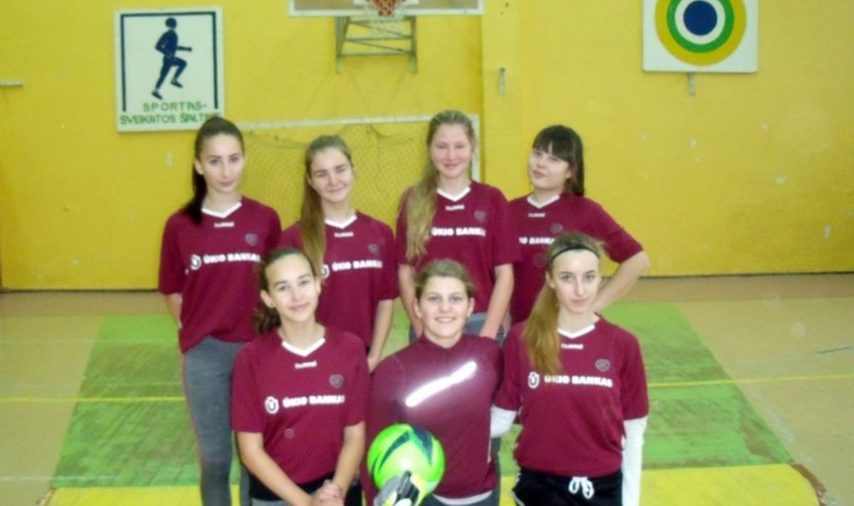 Mokyklos merginų futbolo komanda