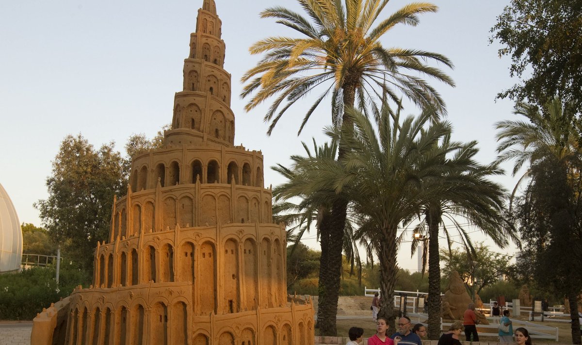 Babelio bokšto skulptūra iš smėlio