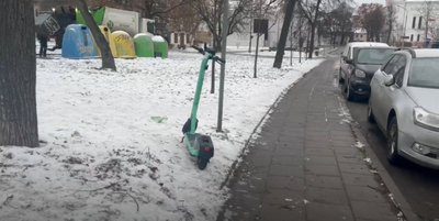 Elektrinis paspirtukas sniege.