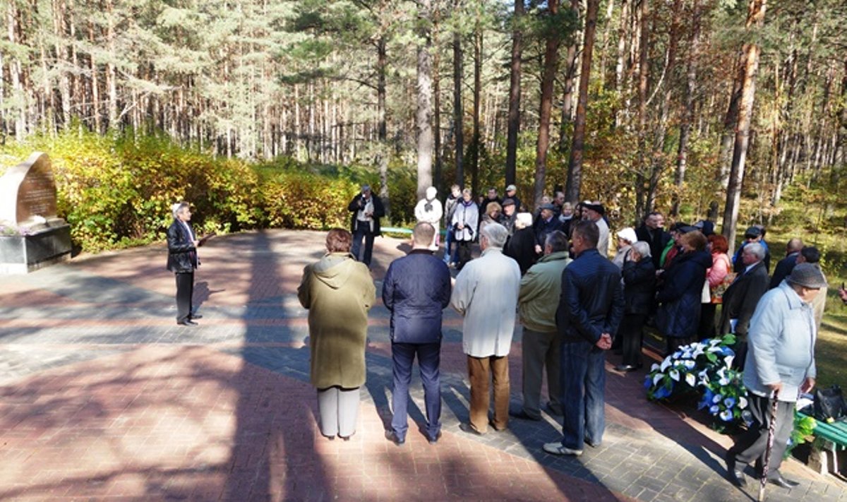 Misha (Meyshke) Shapiro (at left), head of a region’s tiny remnant Jewish community, chairs the annual commemoration in the forest at a mass grave where 8,000 Jews were killed in two days in October of 1941. Photo defendinghistory.com