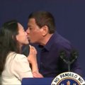 Pasipiktinimą sukėlęs Filipinų prezidento bučinys