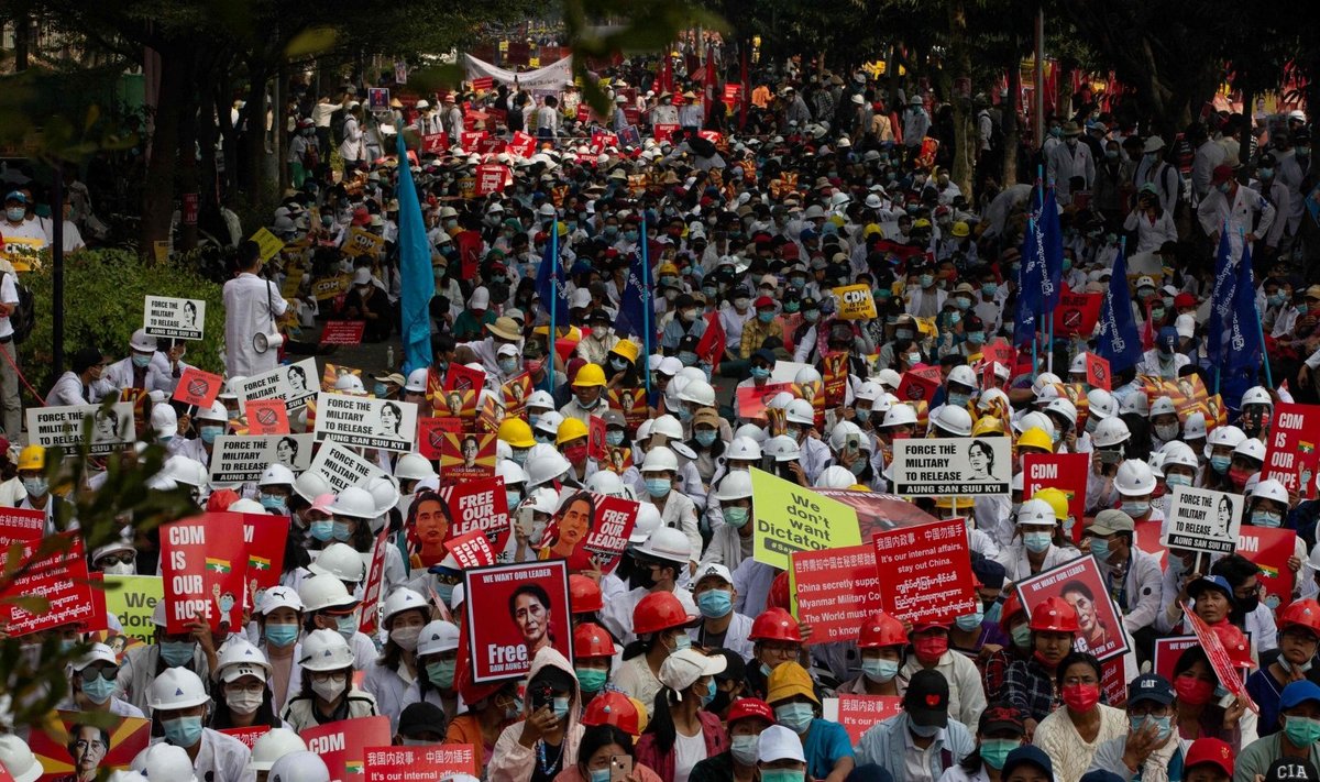 Mianmare vėl protestuoja dešimtys tūkstančių žmonių