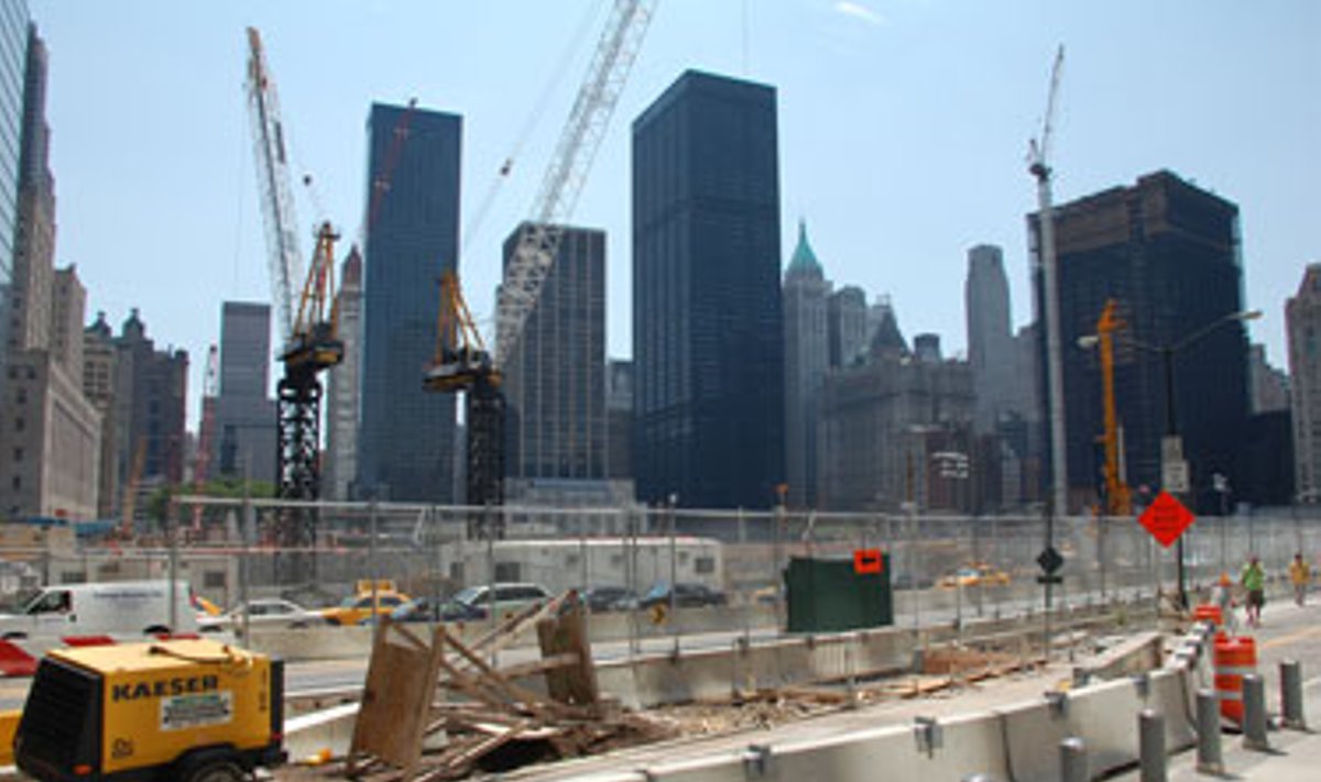 "Ground Zero" - buvusi Pasaulio prekybos centro dangoraižių, sugriuvusių Rugsėjo 11-ąją, vieta Niujorke