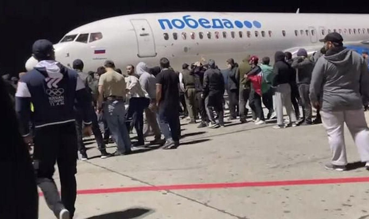 Dagestano sostinėje Machačkaloje įtūžusi minia šturmavo oro uostą ir veržėsi į lėktuvus ieškodama žydų