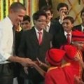 B. Obama Indijoje šoko su vaikais