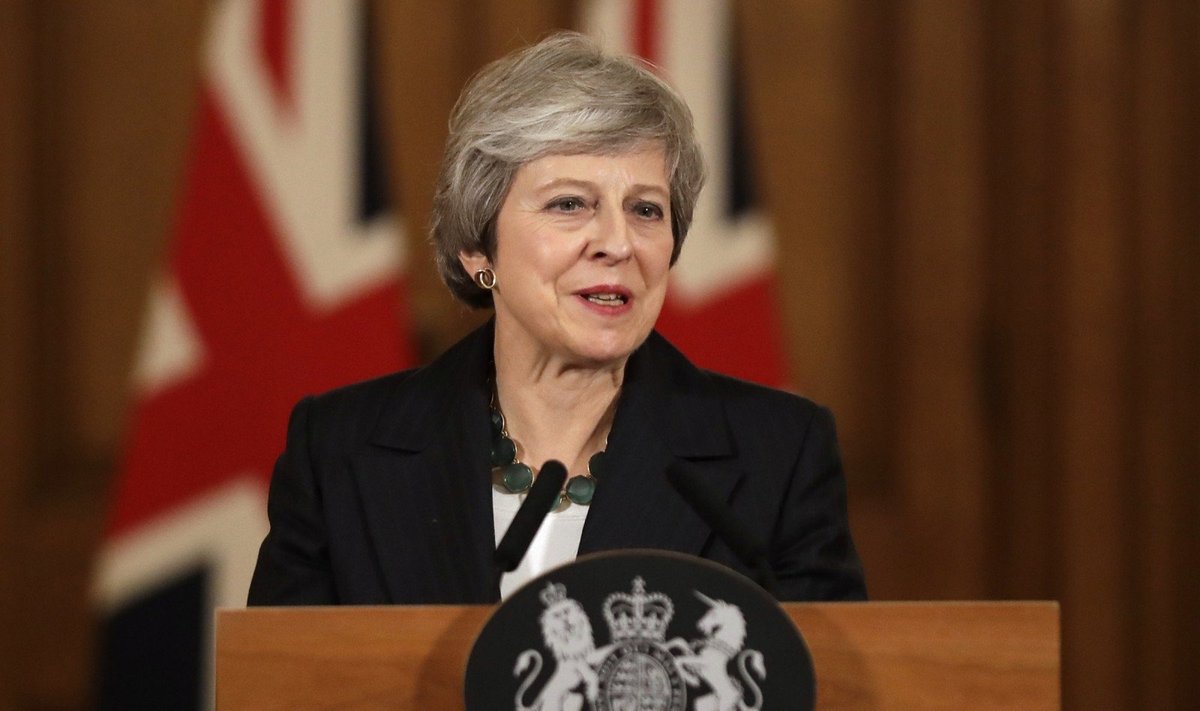 Milžiniškos kritikos sulaukusi Theresa May stojo į tribūną