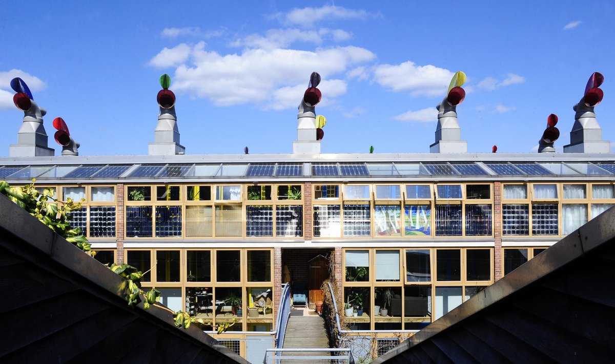 Vėjo energiją generuojančios konstrukcijos ir saulės elementai ant daugiabučio namo Londone