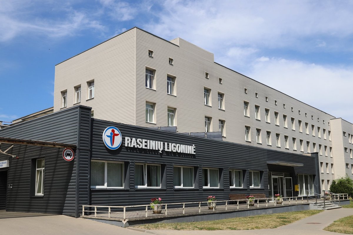 Il comune ha denunciato la situazione all’ospedale Raseiniai: ai medici è stato chiesto di restare in servizio più a lungo, le cliniche di Kaunas aiuteranno